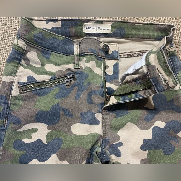 Gap Mid-Rise 1969 Camo True Skinny Jeans, Size 25, Zip Back Ankles, Pockets - Picture 5 of 8